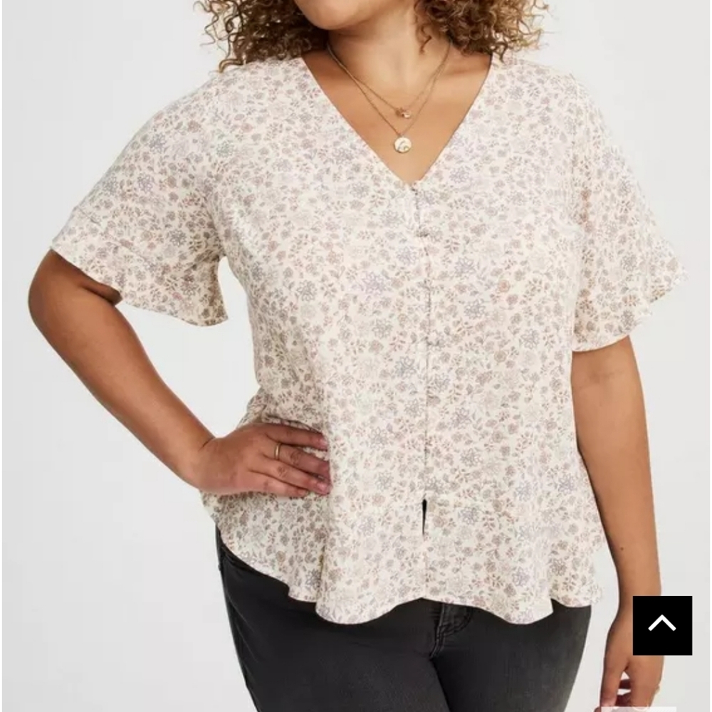 NWT Torrid Cream Floral Blouse